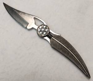 lot 10025 image: Silver Toned Rhinestone & Feather Shaped Folding Pocket Knife