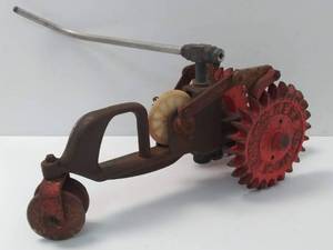 lot 10031 image: Vintage FD Kees Mfg. Model 100 Cast Iron Tractor Walking Lawn Sprinkler