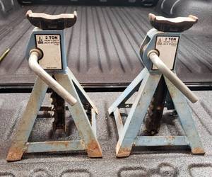 lot 3197 image: Floor Jacks