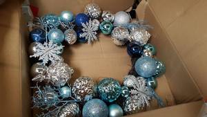 lot 51637 image: 20in Christmas Decor