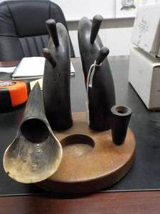 lot 6210 image: Horn ashtray with pipe rack