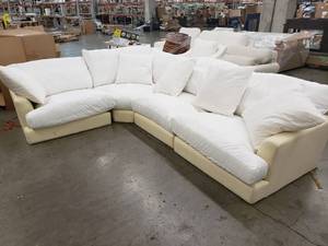 lot 46992 image: Sullivan Deep Sectional 4 piece