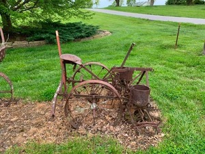 lot 114 image: Antique planter