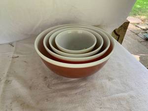 lot 41 image: Pyrex Americana 4pc Mixing Bowl Set