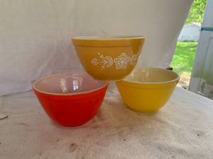 lot 42 image: Pyrex 3pc Mixing Bowl set