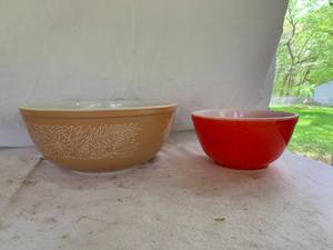 lot 43 image: Pyrex 2pc Mixing Bowl Set