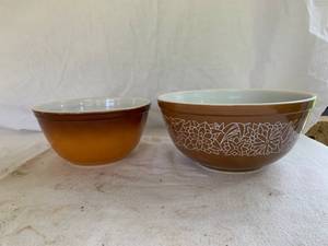 lot 44 image: Pyrex 2pc Mixing Bowl Set