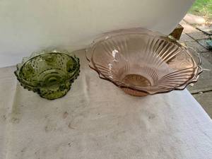 lot 47 image: 2PC Glassware Lot