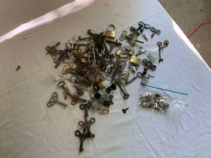 lot 107 image: Large Key Lot