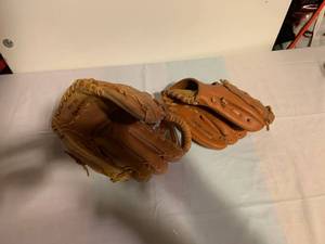 lot 124 image: 2PC Baseball Glove Lot