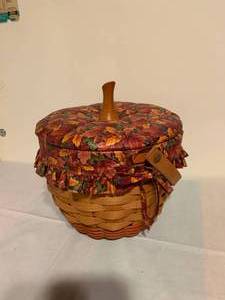 lot 132 image: 1995 Longaberger Pumpkin Basket