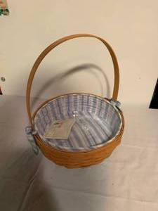 lot 139 image: 2001 Longaberger Easter Basket