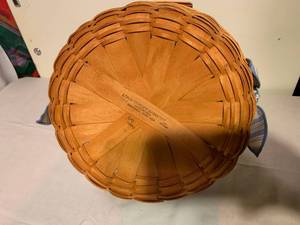 lot 140 image: 2PC Longaberger Basket Lot