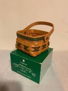 lot 153 image: 2000 Longaberger Let It Snow Basket