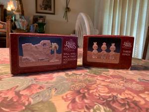 lot 233 image: 2PC Precious Moments Lot
