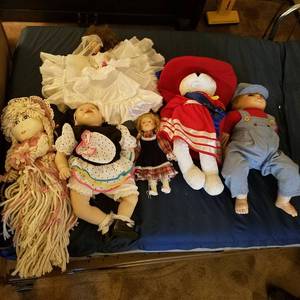 lot 1404 image: Assorted dolls