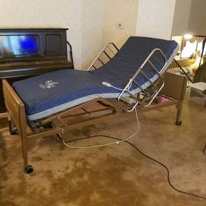 lot 1405 image: Hospital Bed - Adjustable