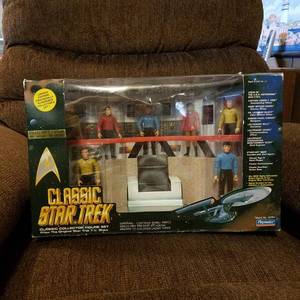 lot 1416 image: classic Star Trek collector figure set