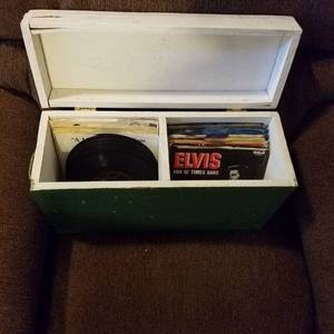 lot 1417 image: over 50 45 rpm records - approximately 40 are Elvis
