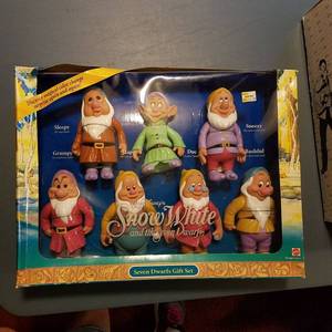 lot 1419 image: Seven Dwarfs gift set