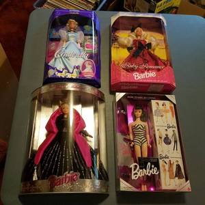 lot 1422 image: four Barbies