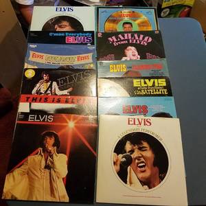 lot 1426 image: 12 Elvis vinyl albums