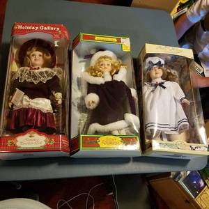 lot 1427 image: 3 collectors dolls