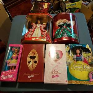lot 1438 image: 5 Barbies and a Snow White doll