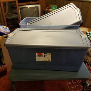 lot 1441 image: 3 Rubbermaid snap topper storage totes - 96 quart