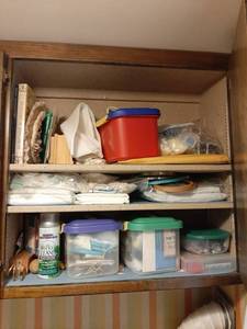 lot 1489 image: Craft Items in Cabinet