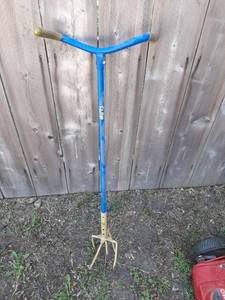 lot 1520 image: Garden Claw Gold