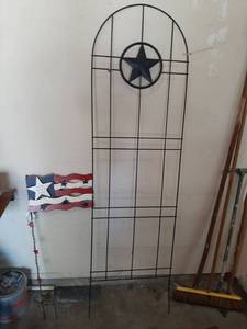 lot 1525 image: Metal Flag Decor and Trellis
