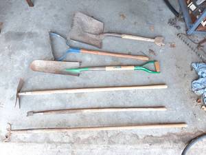lot 1526 image: Assorted Long Handled Tools