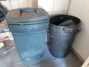 lot 1527 image: 3 Trashcans with Lids