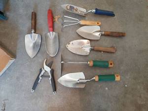 lot 1528 image: Assorted Garden Tools