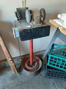 lot 1536 image: Grinder on Stand