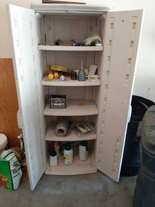 lot 1552 image: Rubbermaid Plastic 2 Door Cabinet and Contents