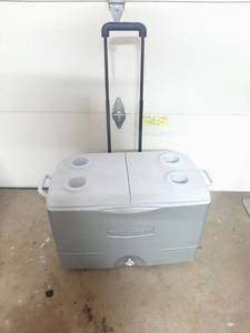 lot 1563 image: Rubbermaid 50 Quart Durachill Cooler