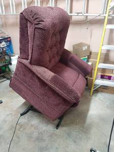 lot 1580 image: Pride Maroon Lift Chair