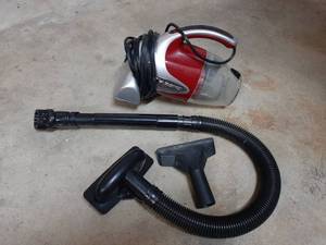 lot 1606 image: Dirt Devil Hand Vac