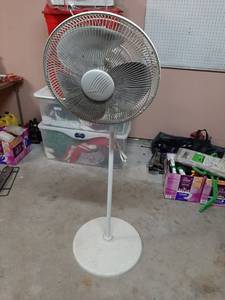 lot 1620 image: Lasko Pedestal Fan