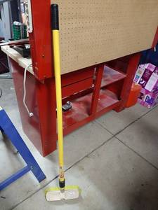 lot 1623 image: Fiberglass Extension Handle with Brush Head