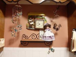 lot 1629 image: Clock, Shelf and Hanging Decor