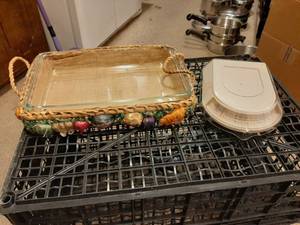 lot 1638 image: Pyrex Baking Dish and Pampered Chef Scale