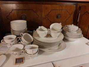lot 1652 image: Set of China - Service for 8