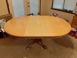 lot 1660 image: Round  Oval with Leaf Oak Dinning Table