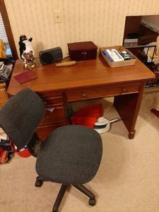 lot 1664 image: Office Chair and Contents of Desk