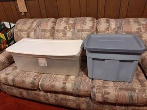 lot 1667 image: 2 Tubs with Lids