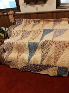 lot 1668 image: Twin Size Quilt