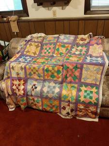 lot 1669 image: Quilt - Some Damage